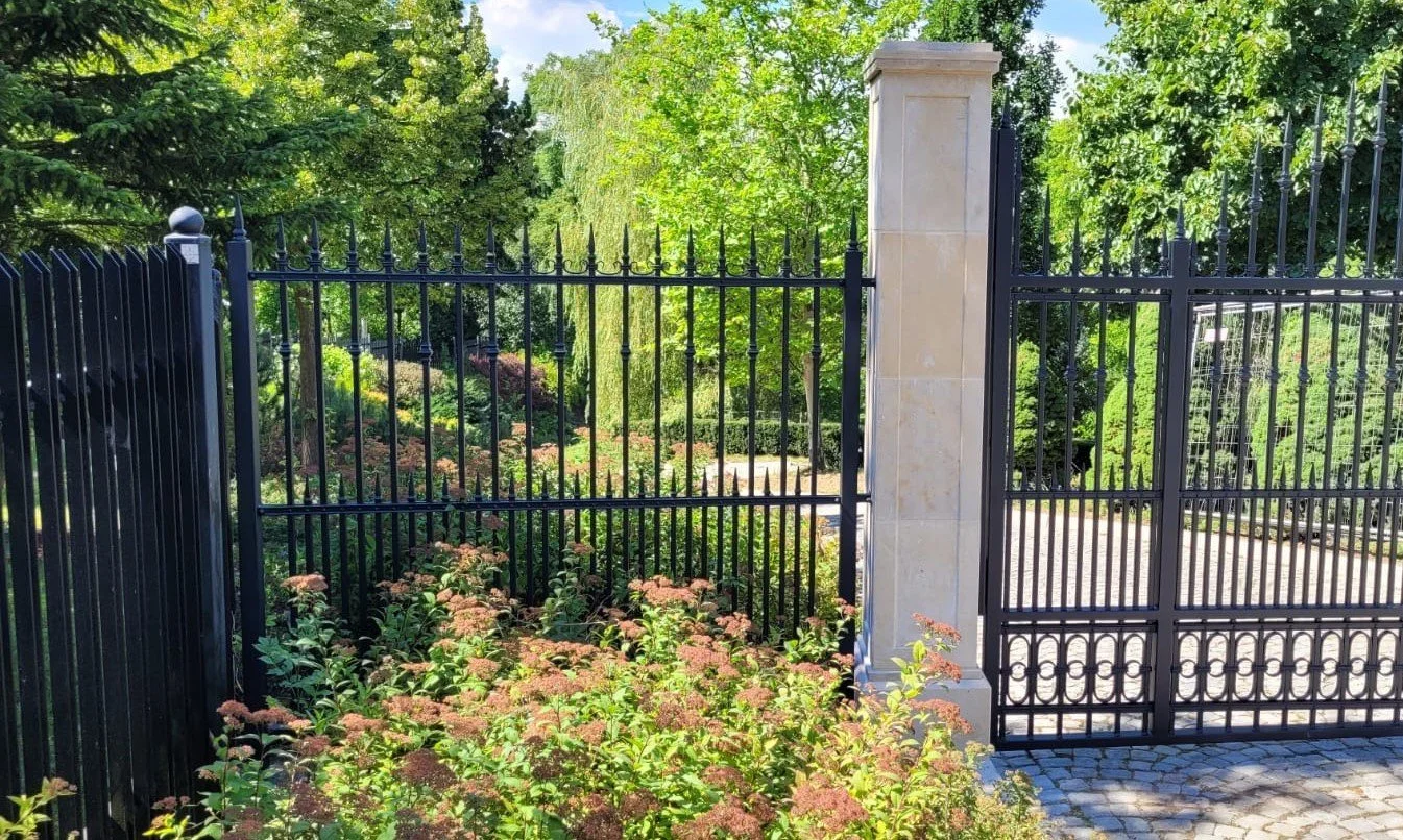 Panoramiczny Widok Luksusowego Ogrodzenia – Posiadłość Marzeń