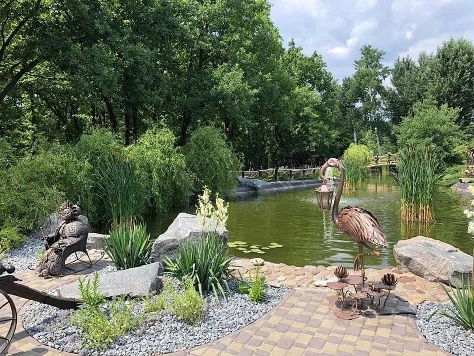 Magiczny ogród z rzeźbą flaminga - Metal Art