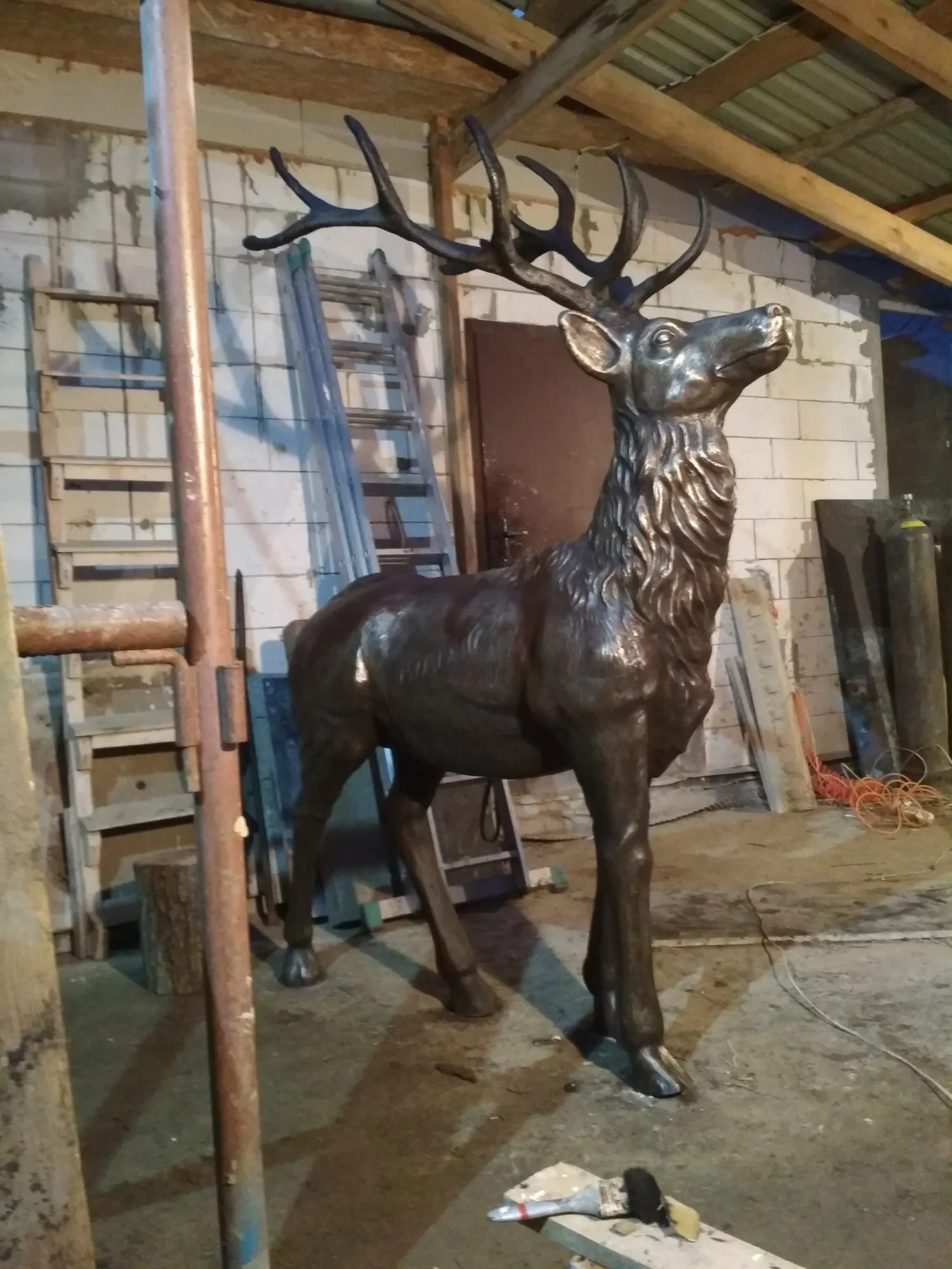 Metalowa Rzeźba Jelenia z Porożem - Metaloplastyka Artystyczna