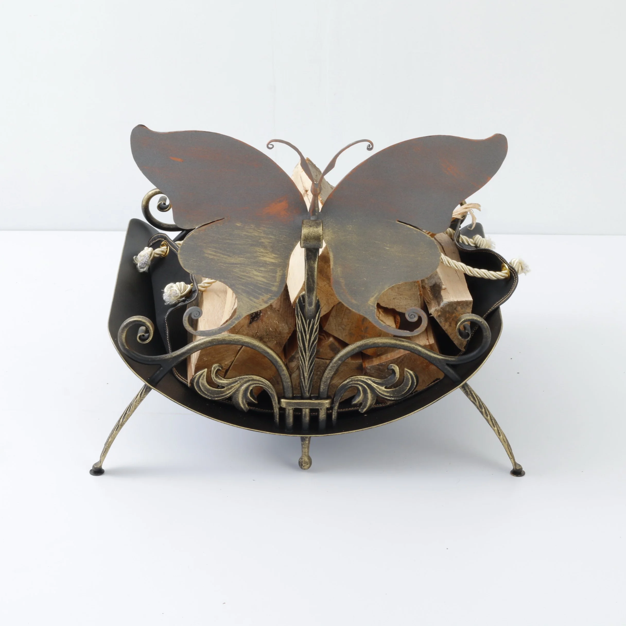 Metalowy Stojak na Drewno z Motywem Motyla