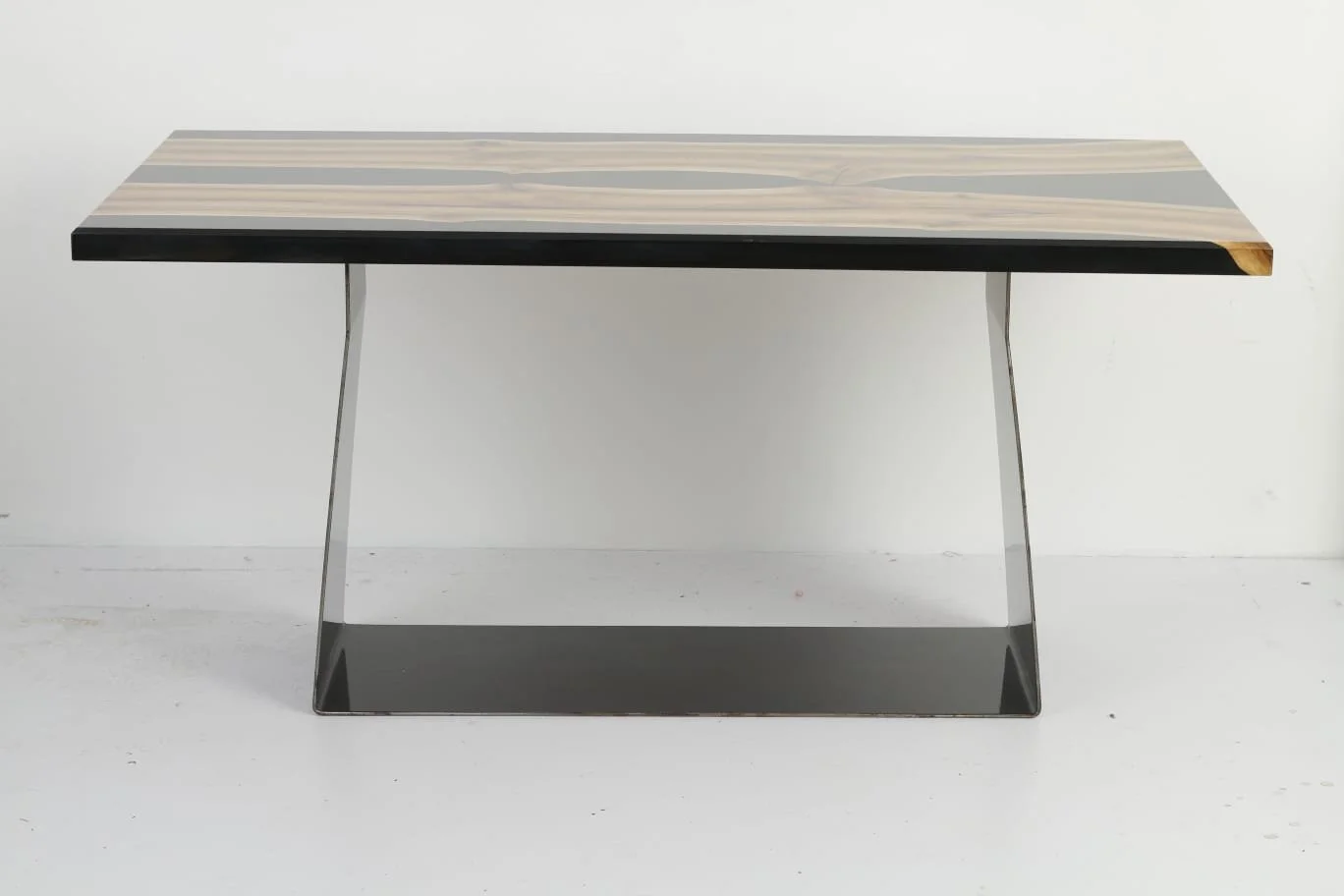 Minimalistyczny stół z żywicą - Pełny widok