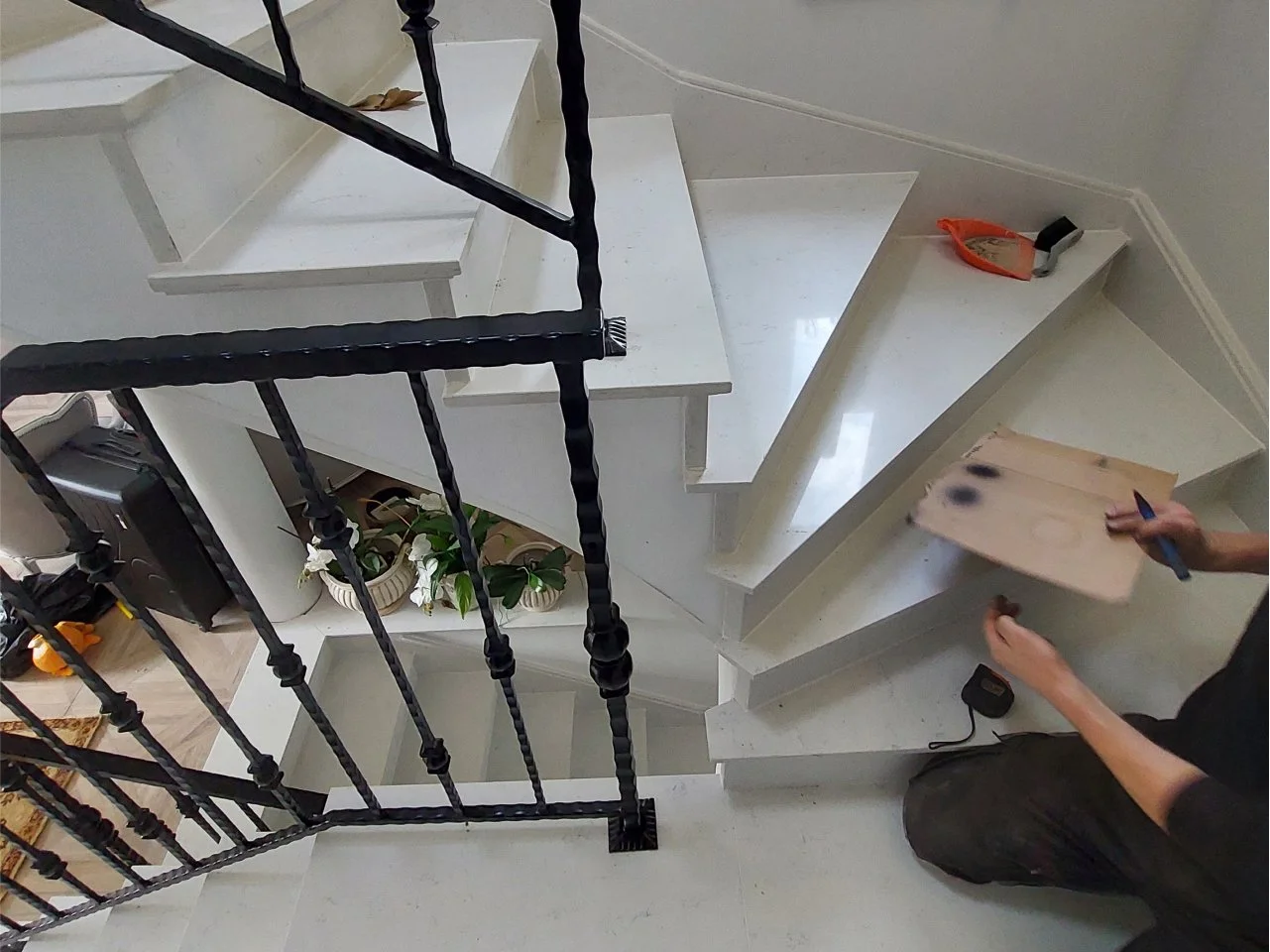 Montaż balustrady kutej - Schody wewnętrzne