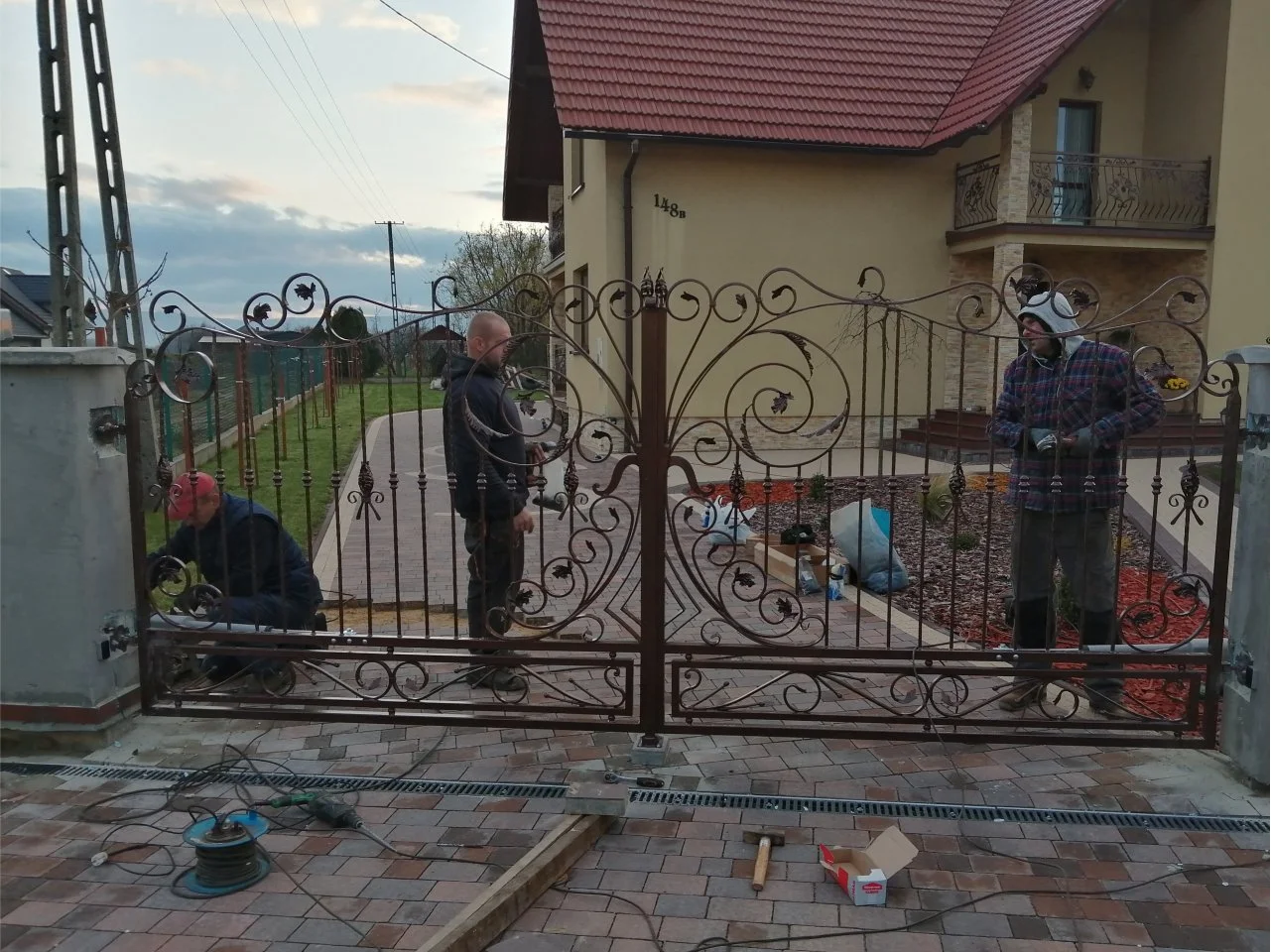 Montaż bramy kutej wielkogabarytowej