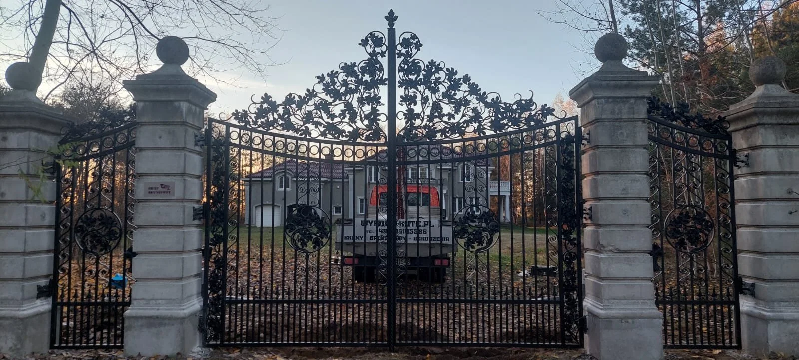 Monumentalne ogrodzenie kute - rezydencja - Główna