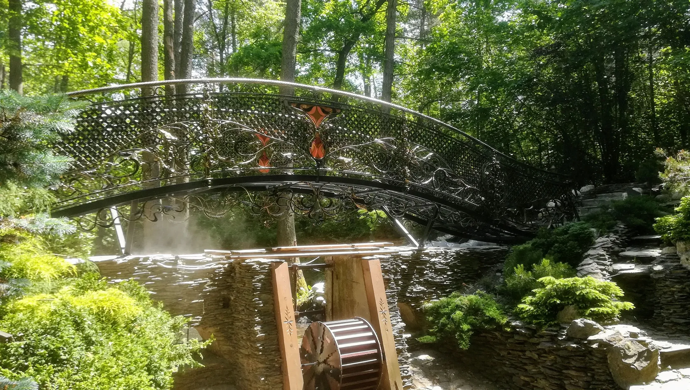 Mostek kuty w ogrodzie leśnym