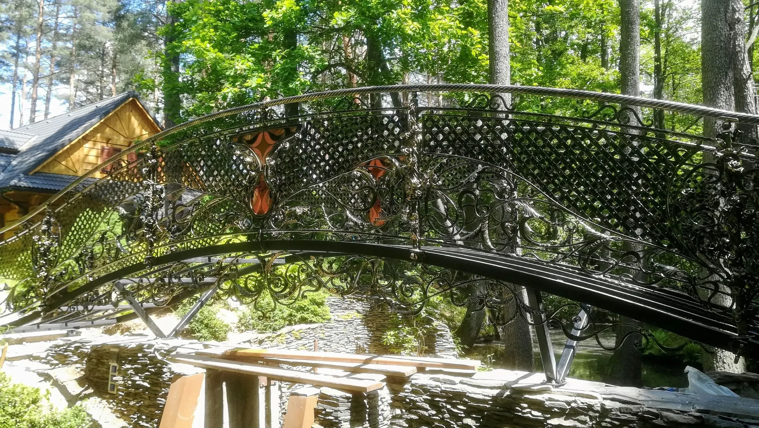 Mostek kuty z kolorowymi akcentami