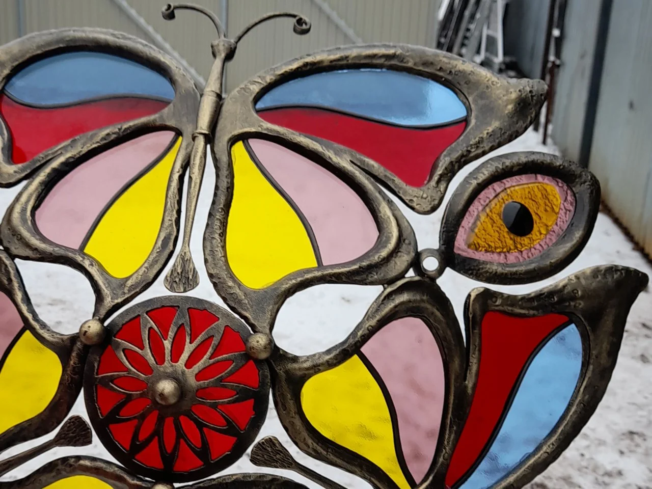 Motyl witrażowy w ramie kutej