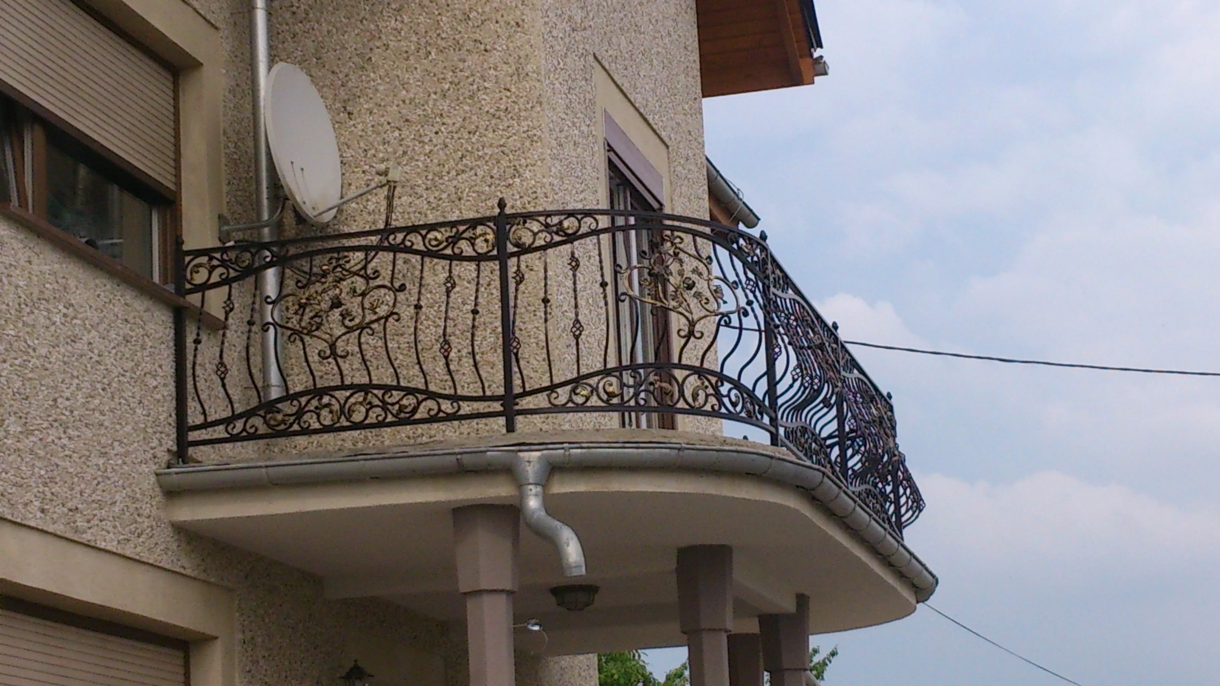 Balustrada 'Aria Klasyczna' – Symfonia Kutego Kunsztu i Złocistej Elegancji