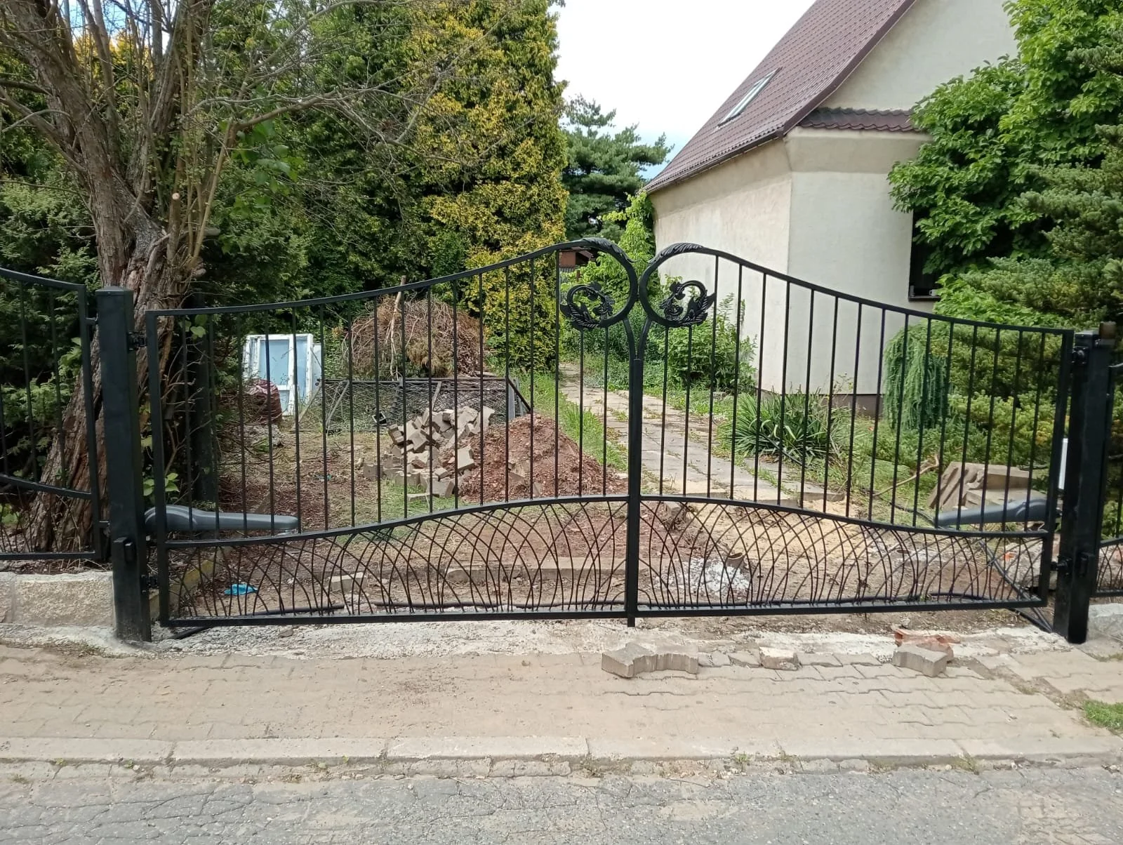 Brama Kuta Dwuskrzydłowa z Ozdobnym Dołem – Elegancja i Trwałość