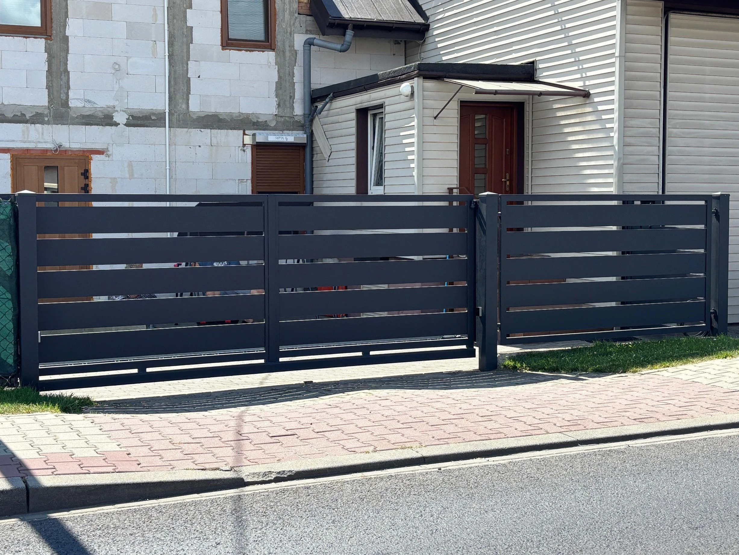 Nowoczesna Brama Palisadowa – Poziome Panele Antracyt