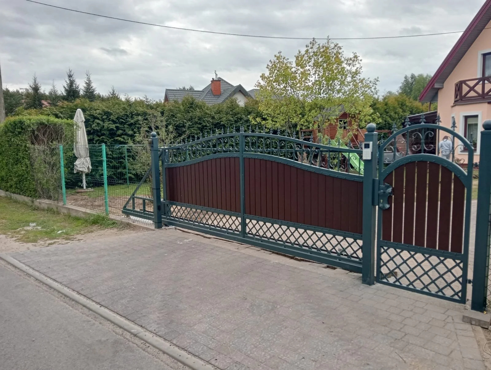 Brama Wjazdowa - Zielona z Drewnem