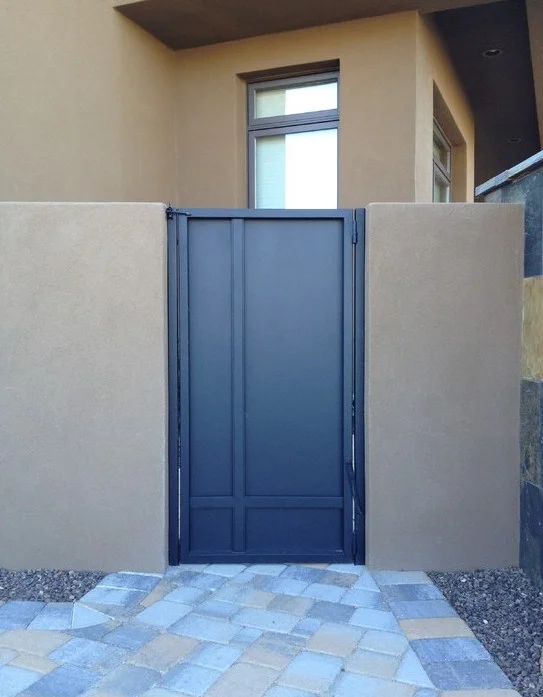 Nowoczesna furtka kuta - minimalizm szary