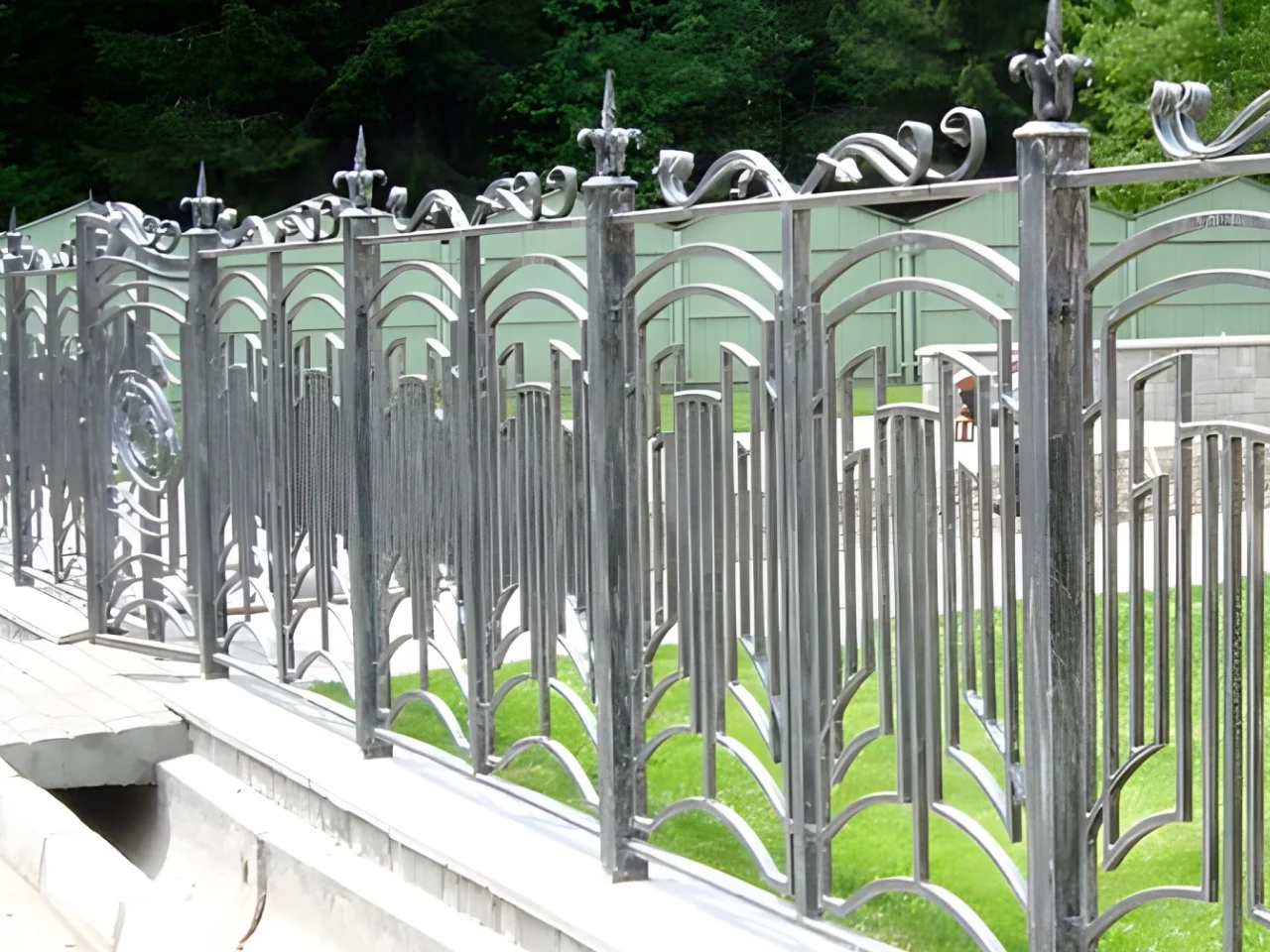 Nowoczesne Ogrodzenie Geometryczne - Ocynk i Patyna