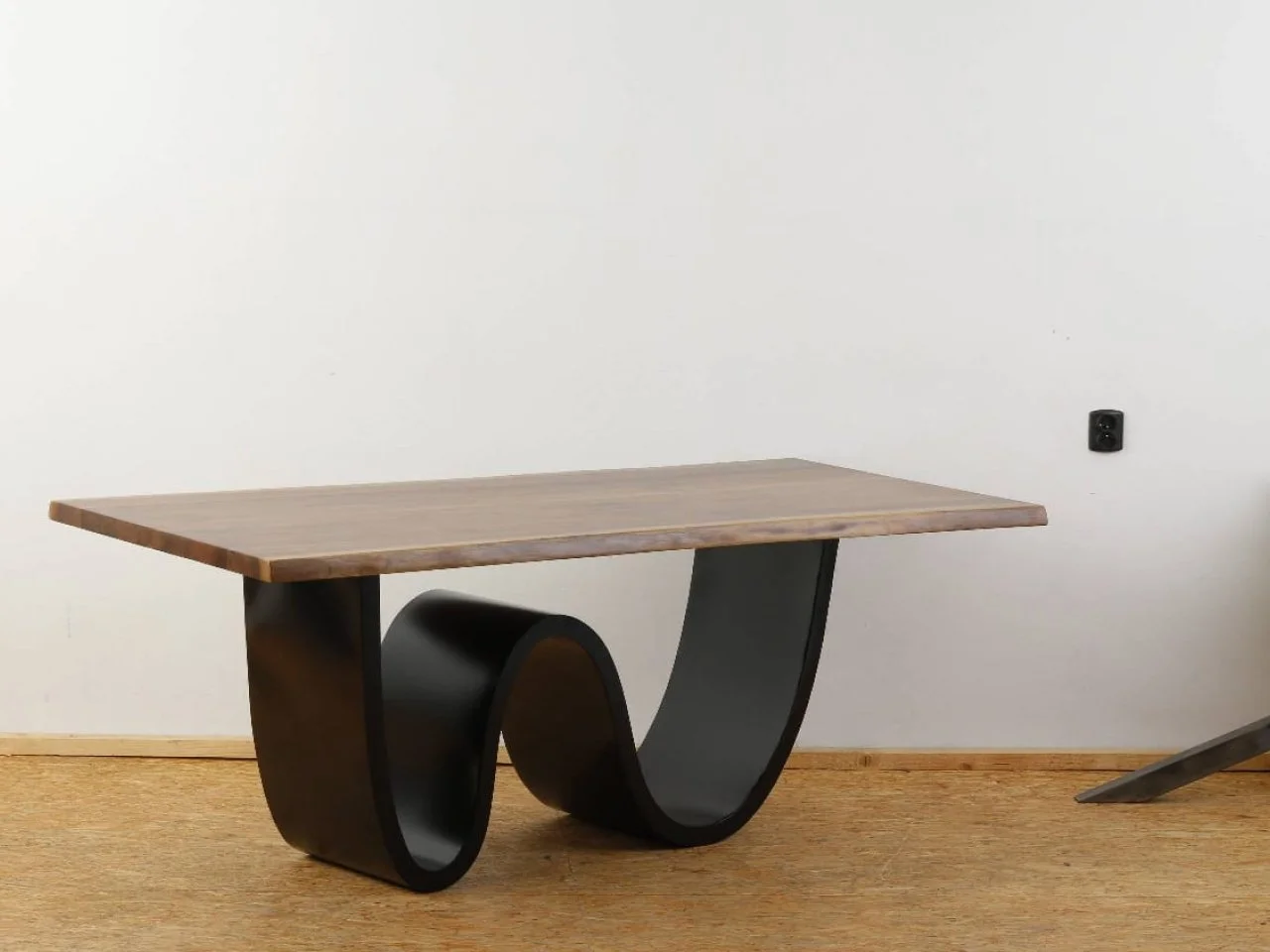 Nowoczesny stół jadalniany - Drewno i metal