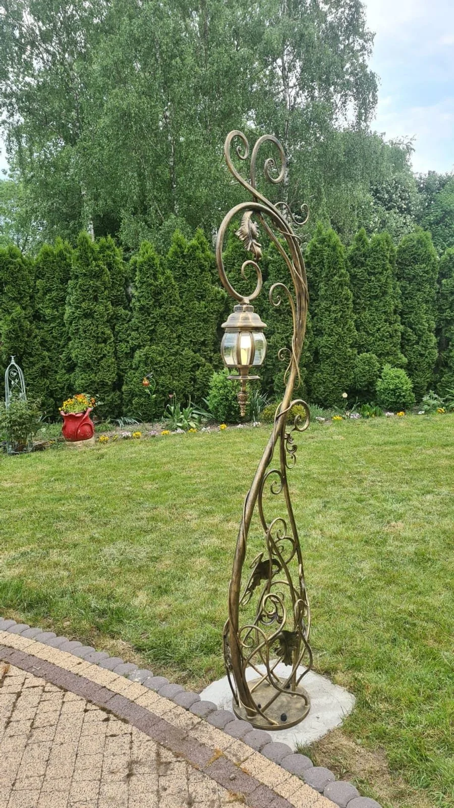 Ogrodowa lampa kuta - mała architektura ze stali