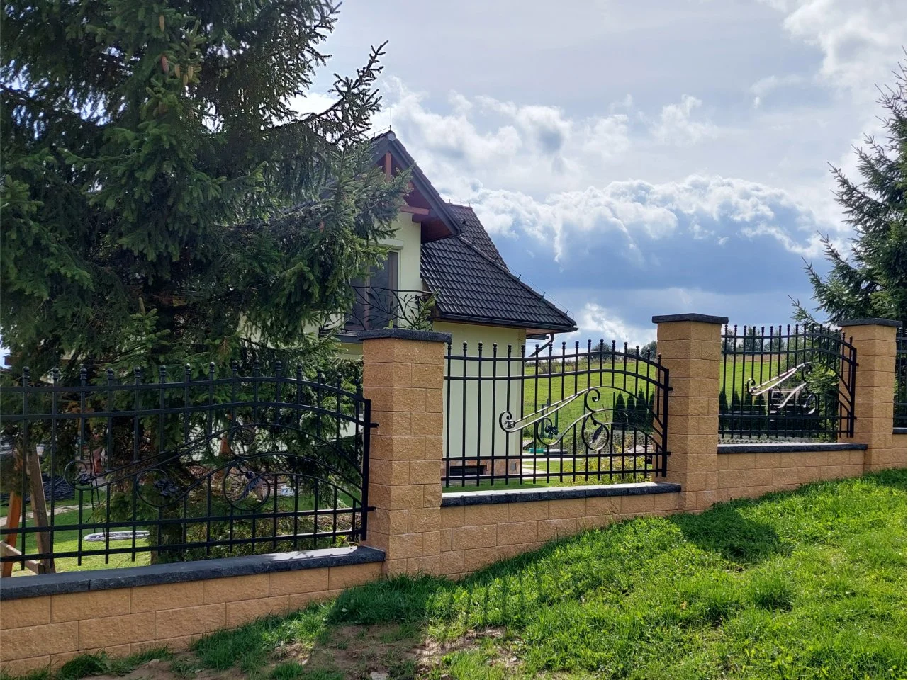 Ogrodzenie Kute z Motywem Esownic