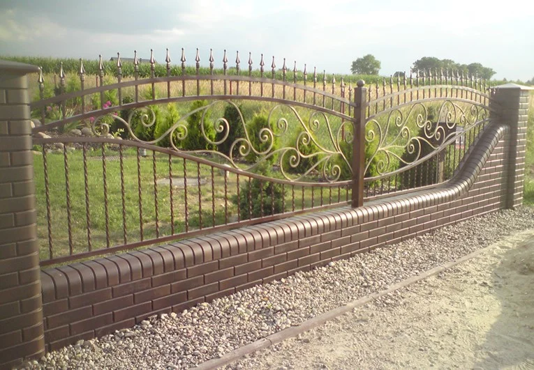 Ogrodzenie Kute Frontowe - Przęsła Łukowe i Słupki Klinkierowe
