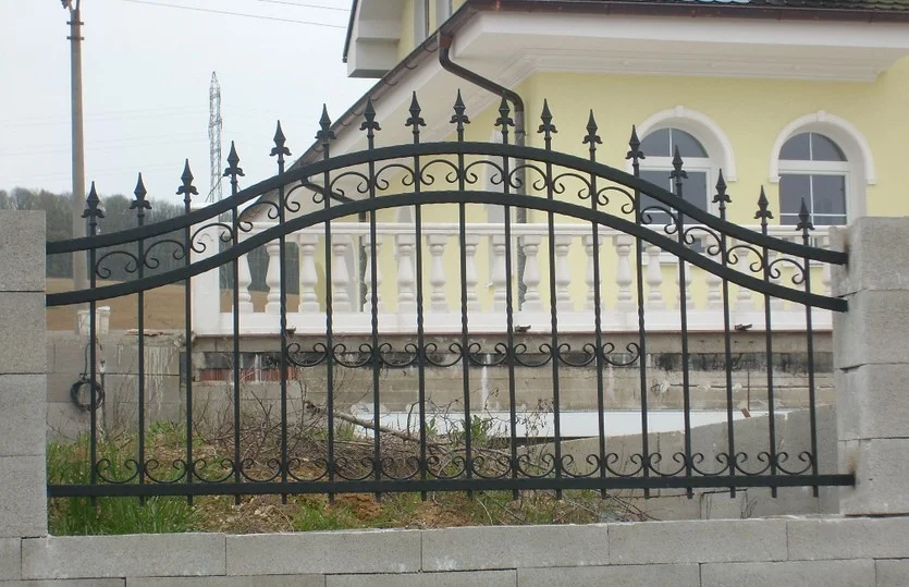 Ogrodzenie kute klasyczne - Łuk i groty