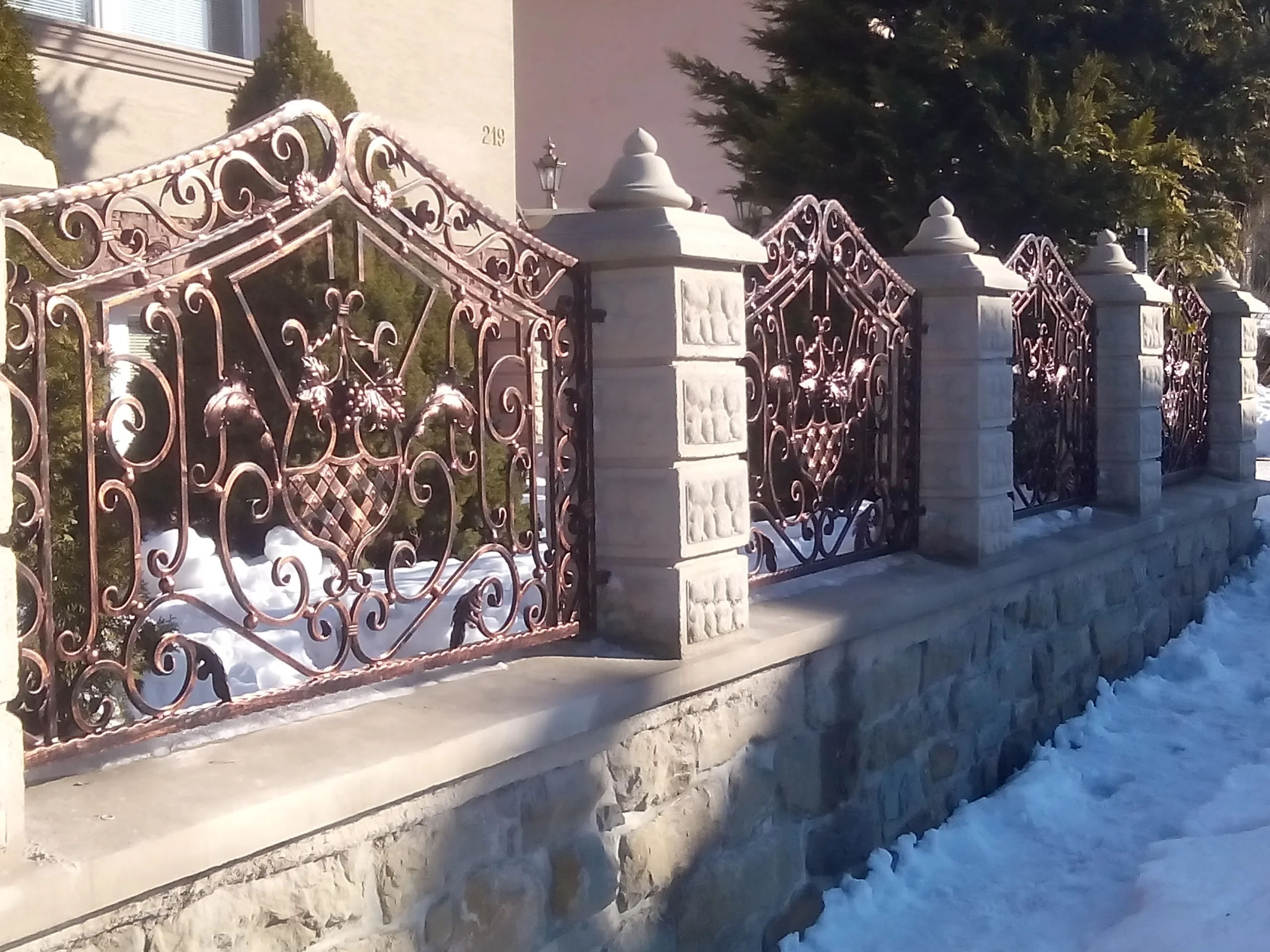 Ogrodzenie kute 'Kosz z winogronami' - realizacja