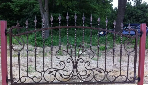 Ogrodzenie kute z ozdobnymi ornamentami