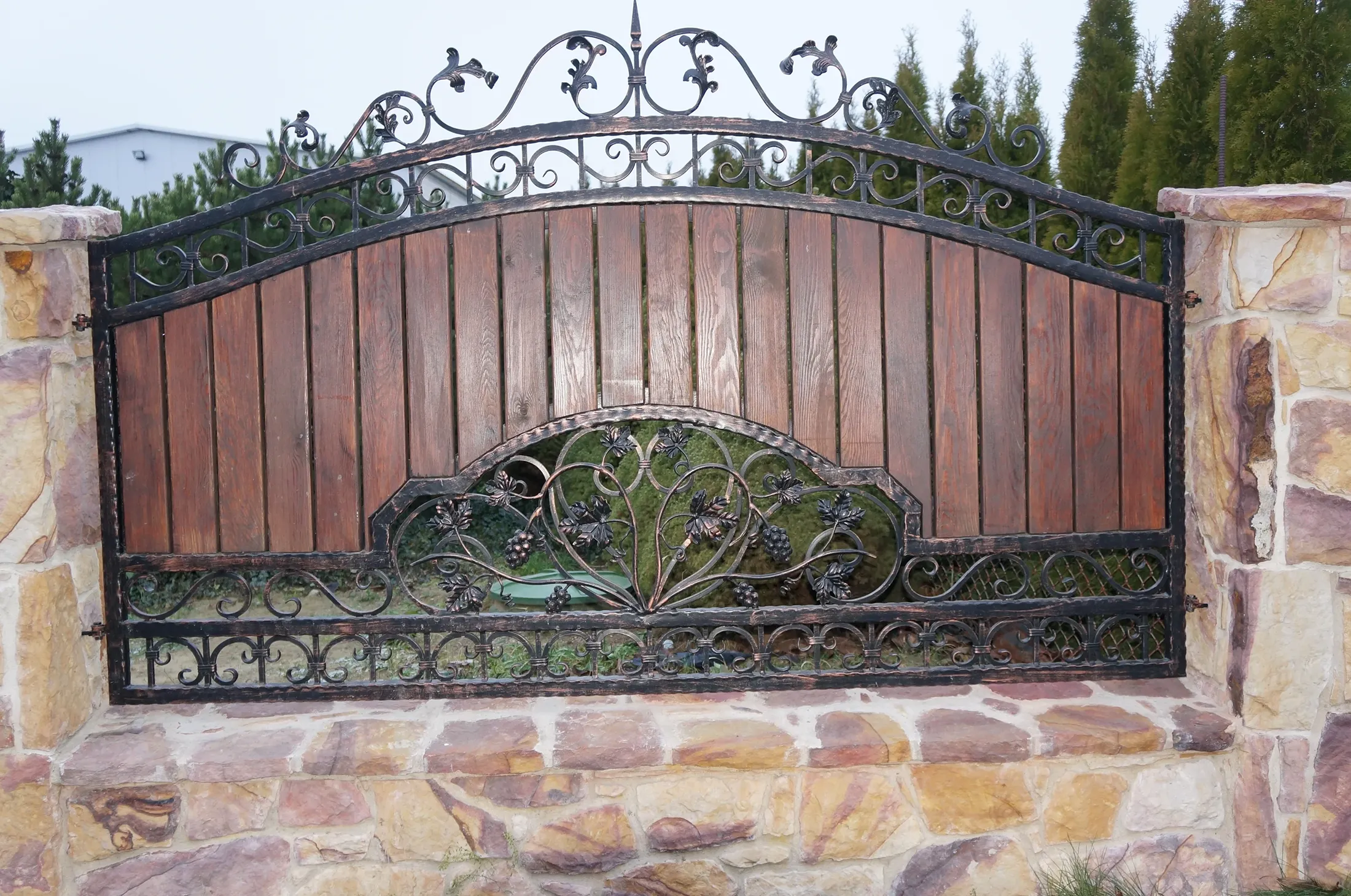 Ogrodzenie kute przęsła stalowo drewniane OK41