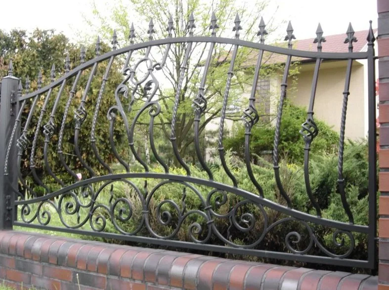 Ogrodzenie kute - Skręcone pręty i szyszki