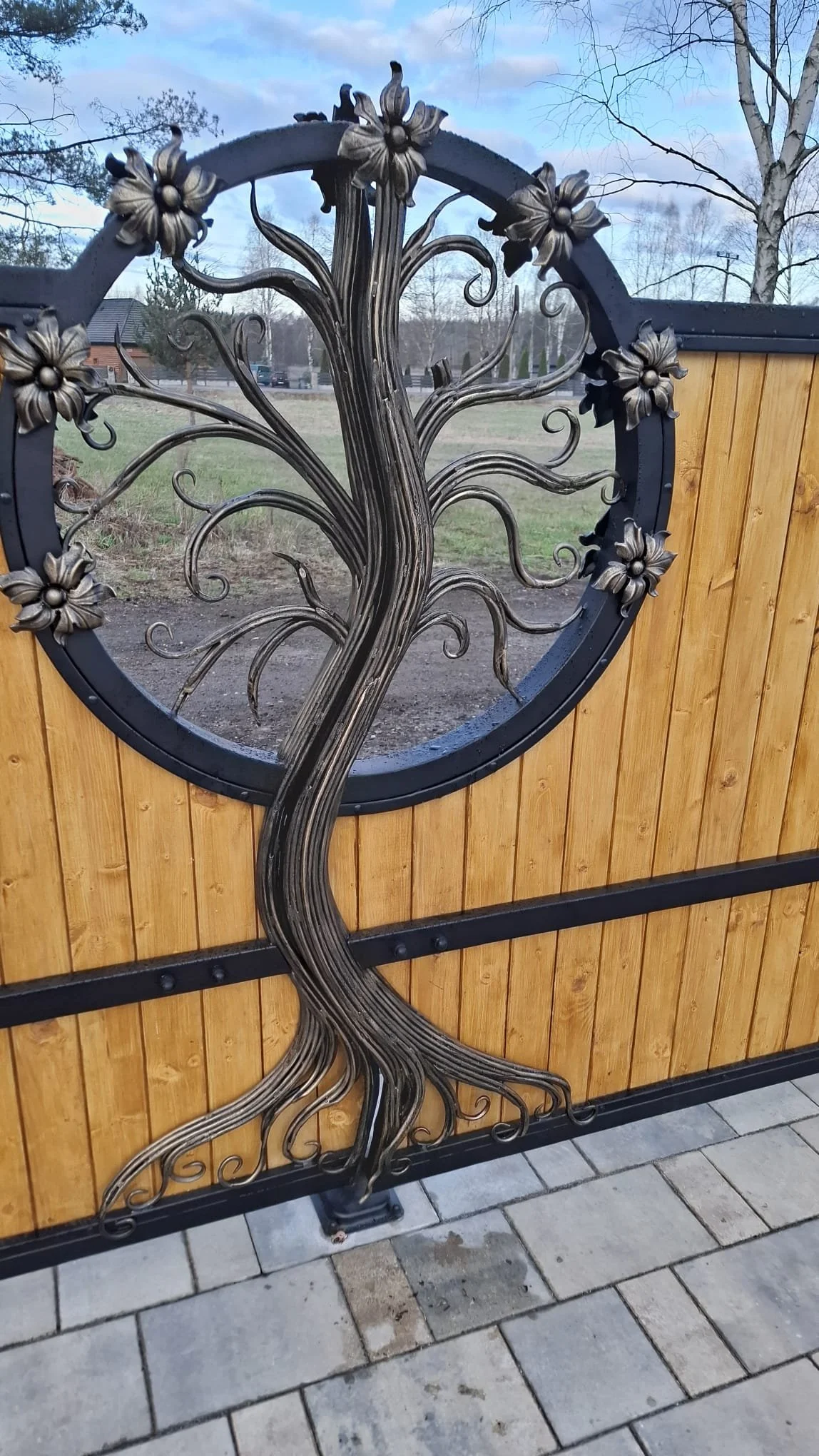 Brama z Drzewem - Motyw Roślinny