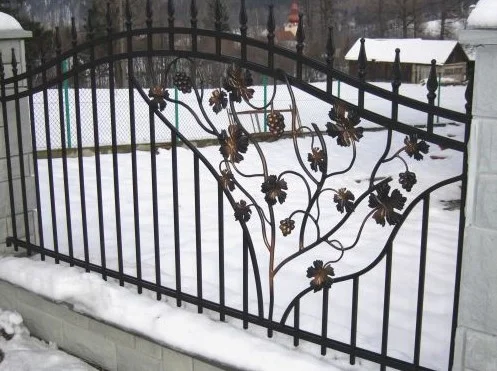 Ogrodzenie kute 'Winorośl' - Zimowy detal