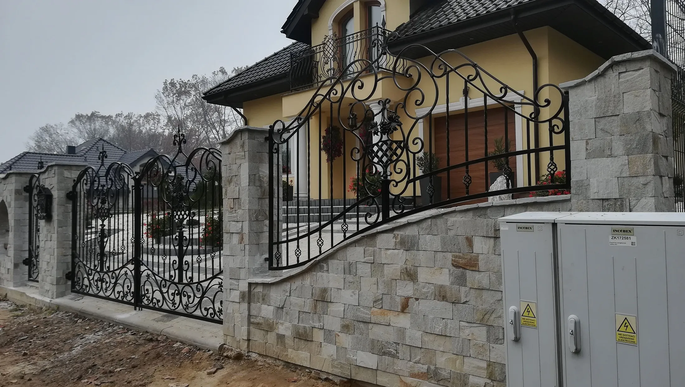 Ogrodzenie kute z motywem kosza kwiatowego