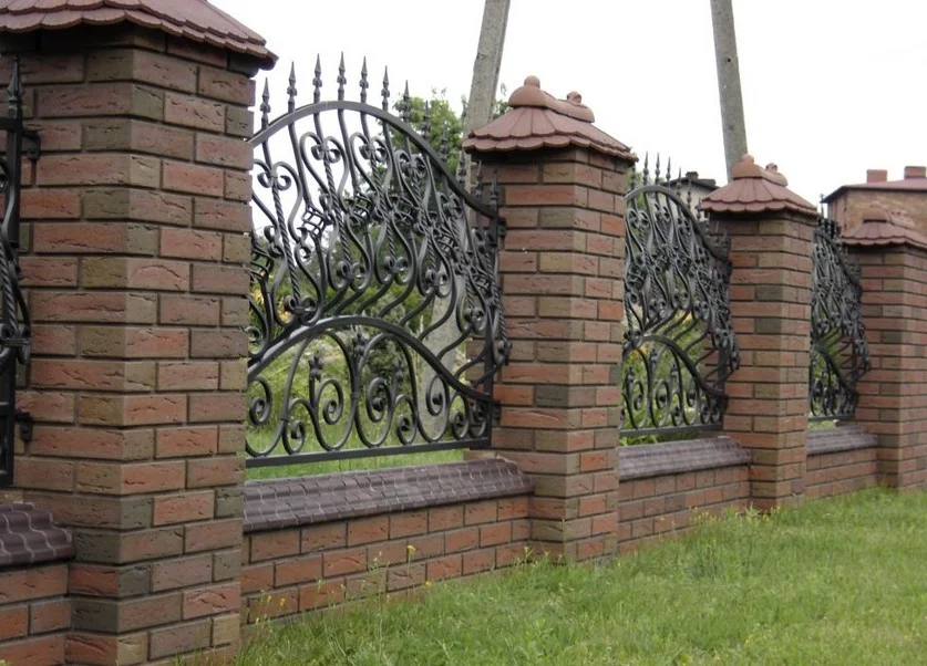 Ogrodzenie kute z podmurówką ceglaną