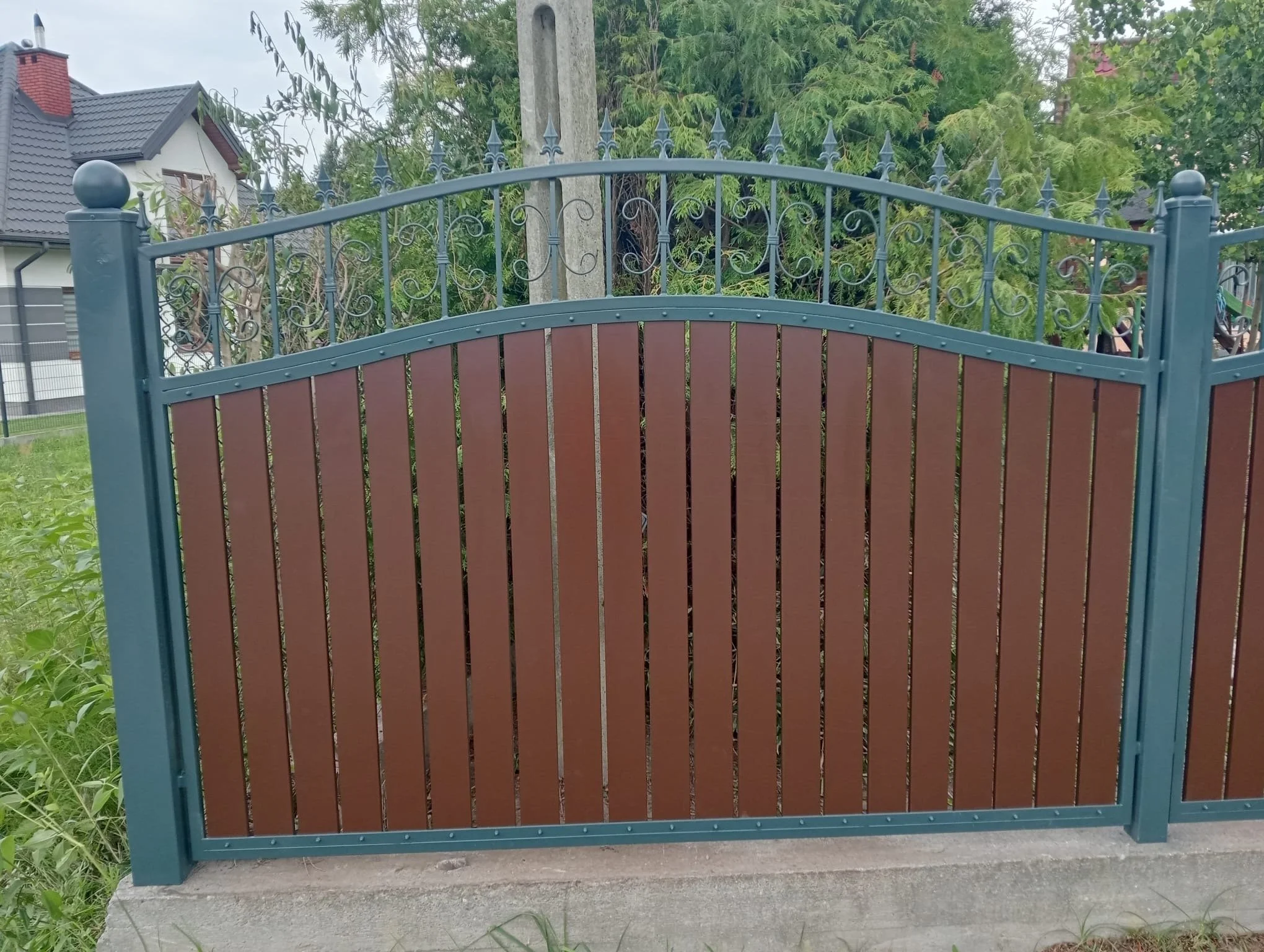 Nowoczesne Ogrodzenie Kute z Panelami – Połączenie Stali i Koloru