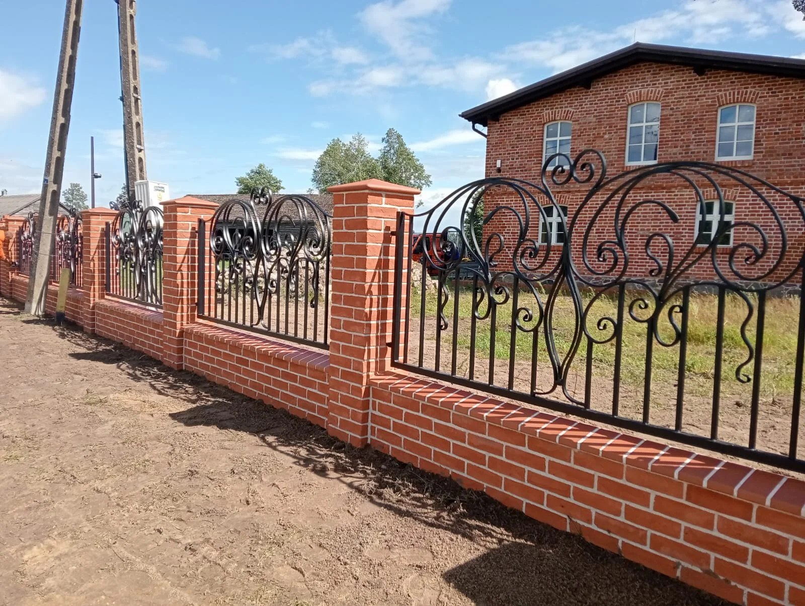 Ogrodzenie Kute – Zbliżenie na Ręcznie Formowane Woluty