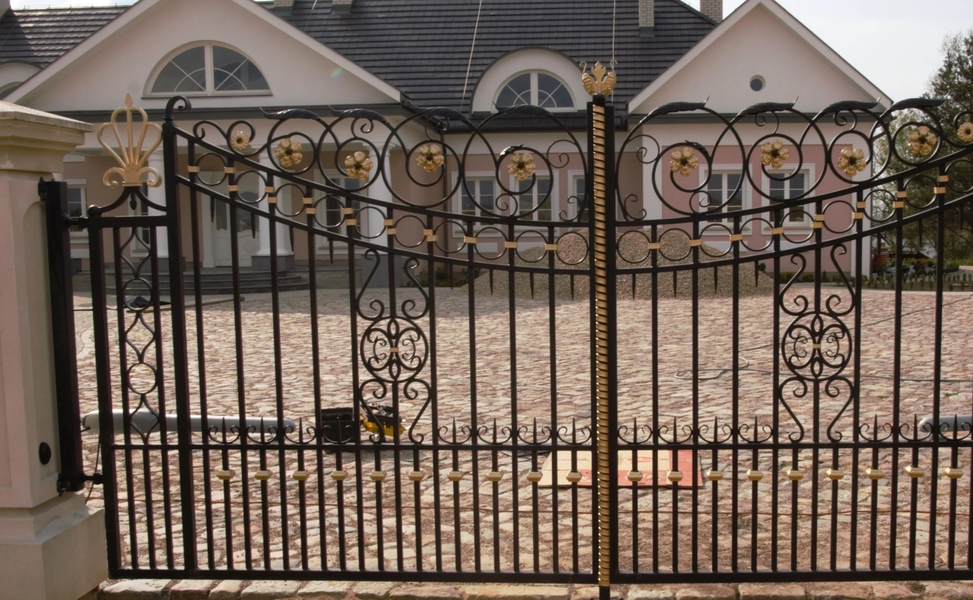 Brama Pałacowa - Czerń i Złoto