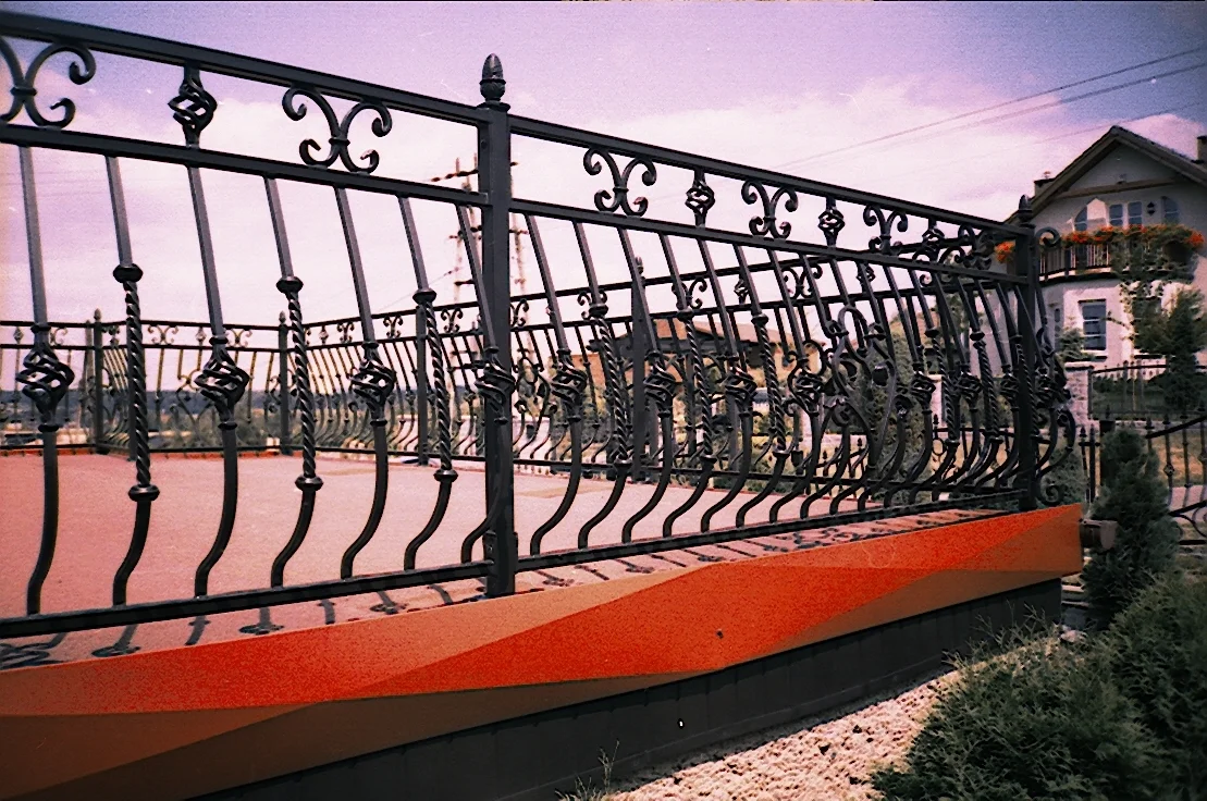 Ogrodzenie nowoczesne poziome szerokie pasy