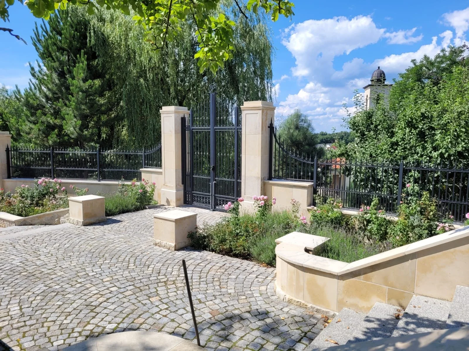 Ogrodzenie Pałacowe – Synergia Kamienia i Kutej Stali