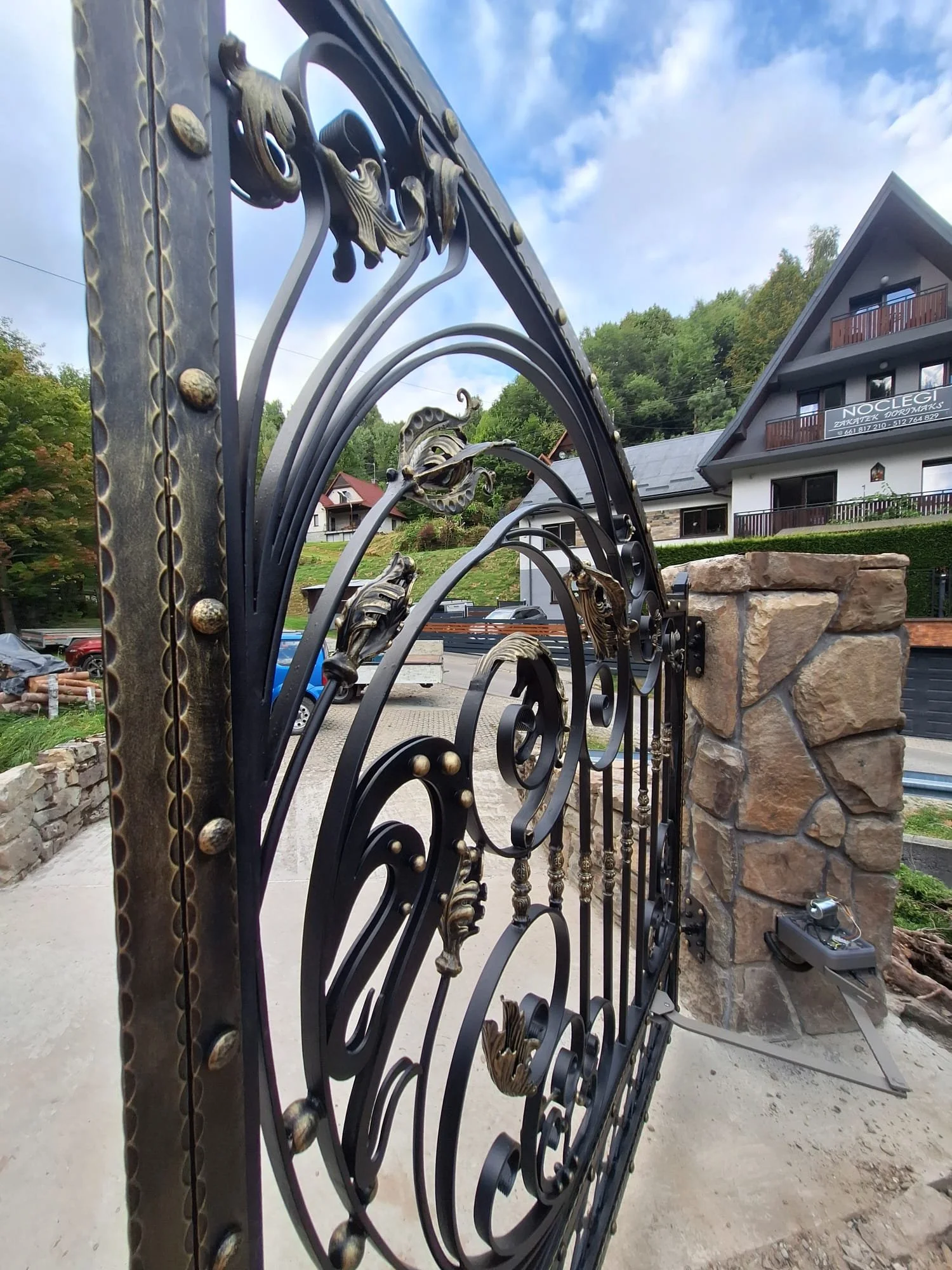 Otwarta Brama Kuta – Widok na Posesję w Górach