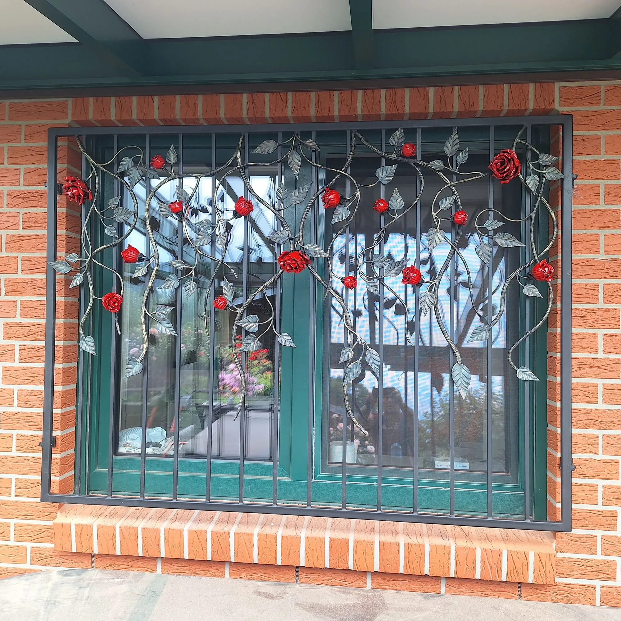 Zewnętrzna Krata Ozdobna z Różami – Styl i Bezpieczeństwo