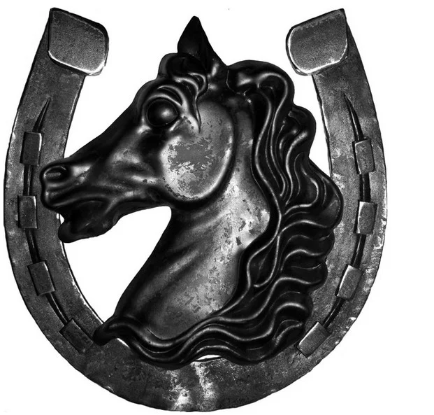 Ozdobna podkowa kuta - głowa konia (wariant)