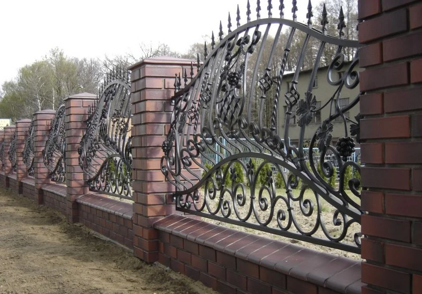 Płot kuty wzór liściasty - Cegła