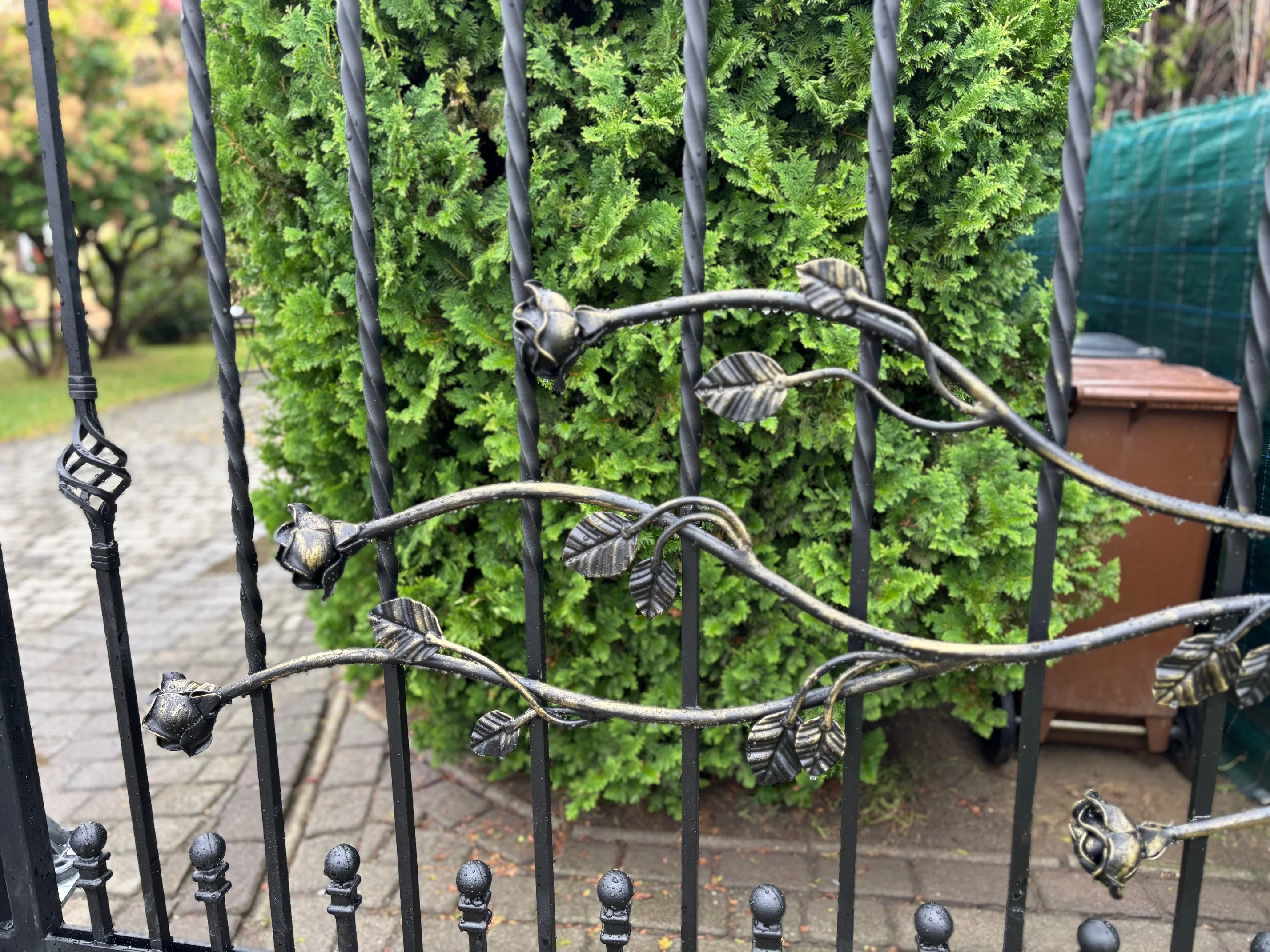 Pąki Róż Kute – Kowalstwo Dekoracyjne Najwyższej Próby