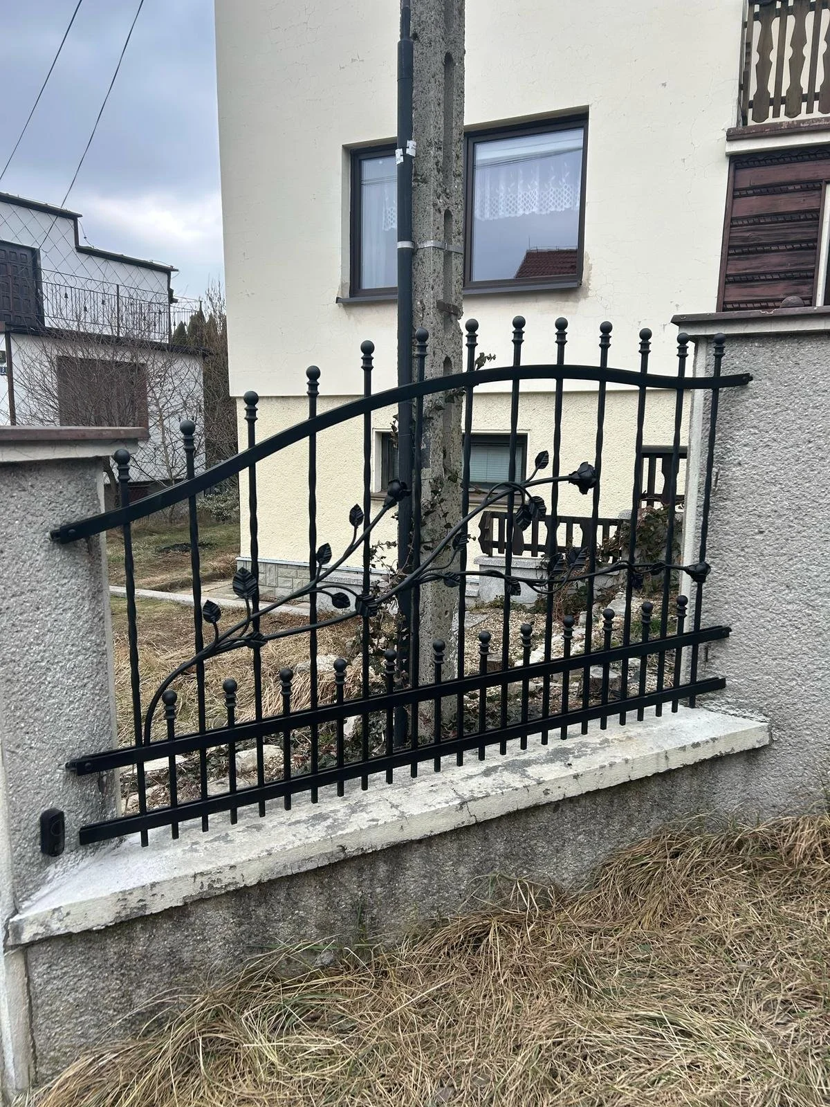 Panoramiczny widok bramy s motywem drzewa