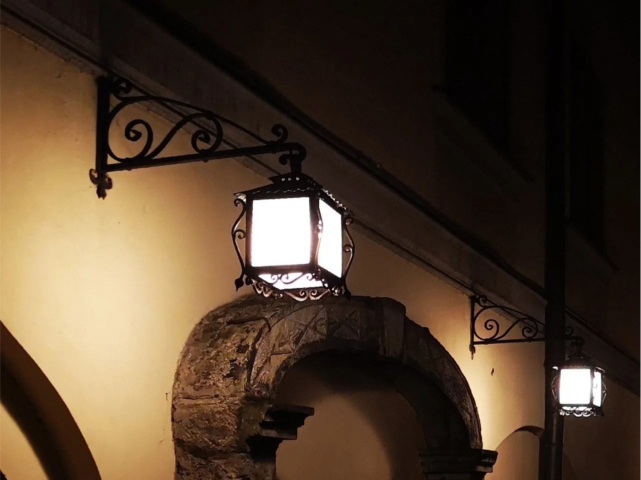 Para latarni kutych przy wejściu - Luksus