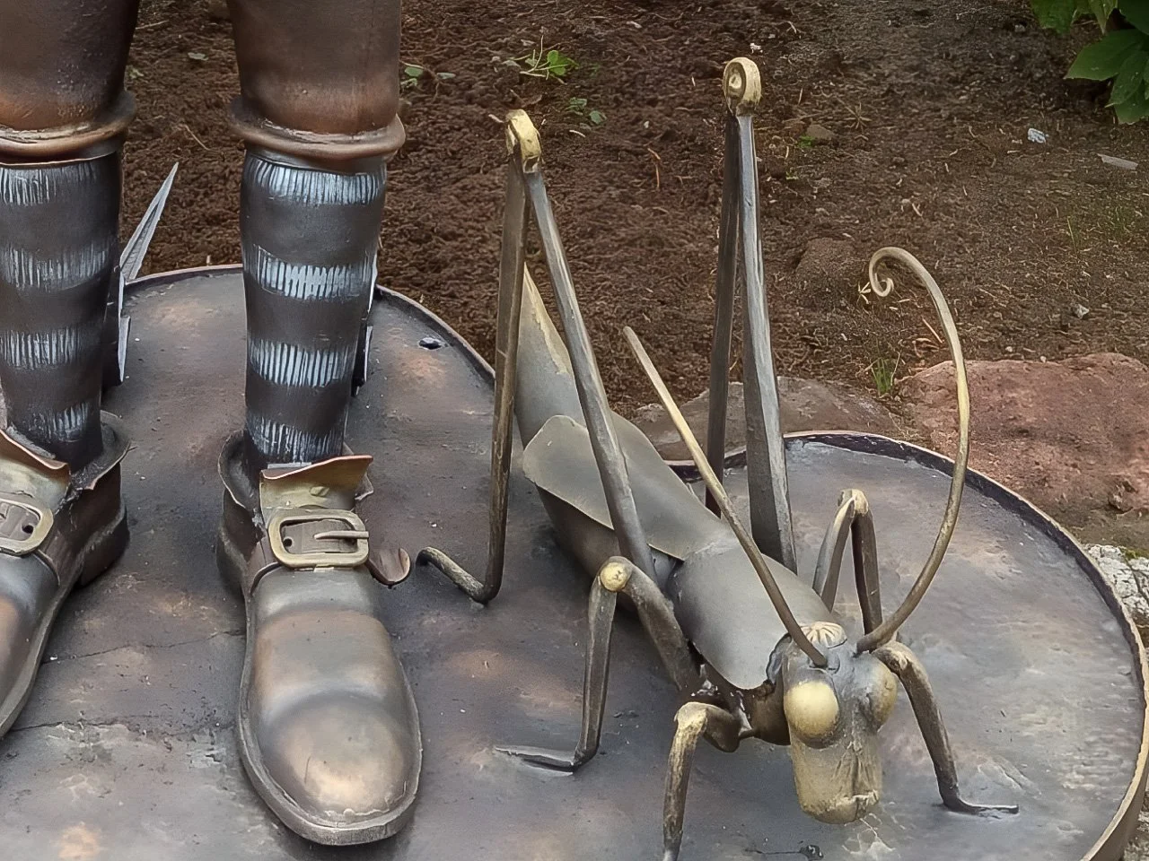 Złoty Pasikonik - Detal Rzeźbiarski