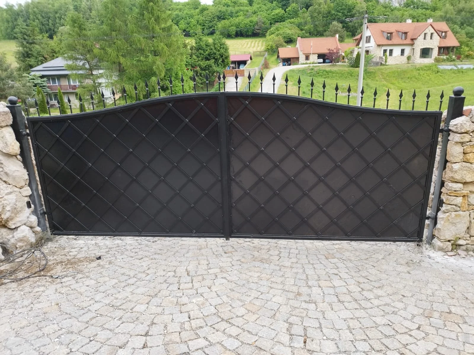 Pełna brama kuta - prywatność i bezpieczeństwo