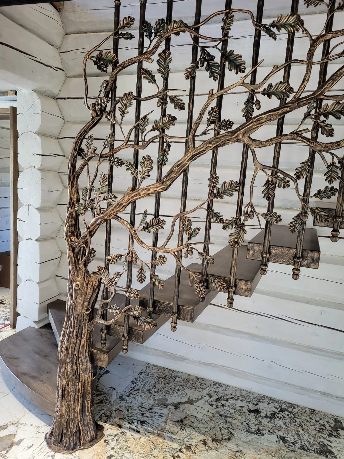 Pień dębu kuty - Detal schodów