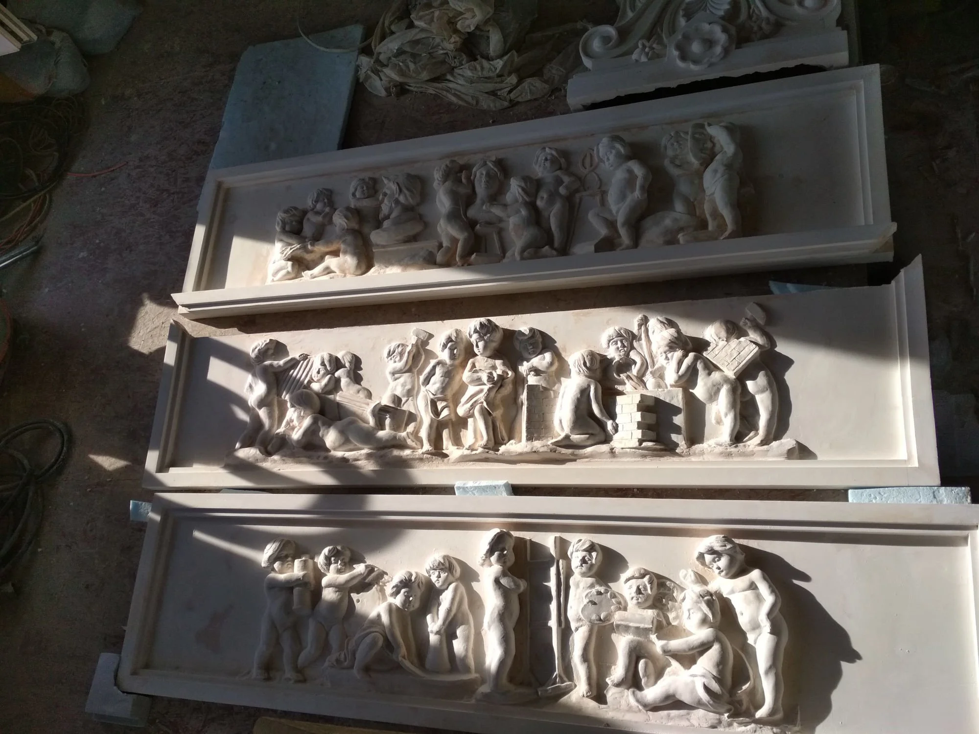 Płaskorzeźby z Puttami - Dekoracja Ścienna Gipsowa