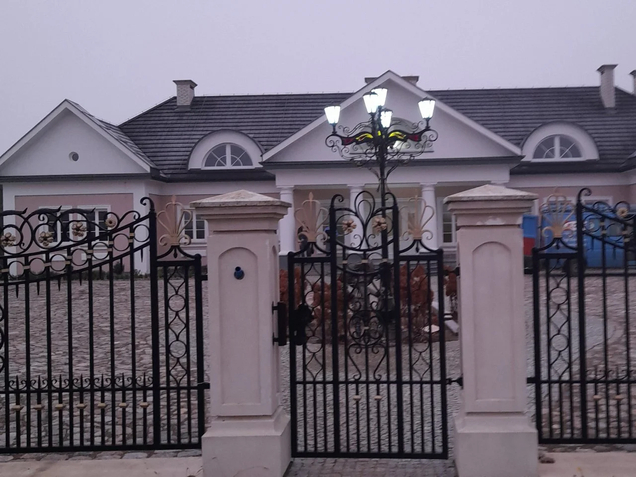 Podjazd Rezydencji z Latarnią Kutą