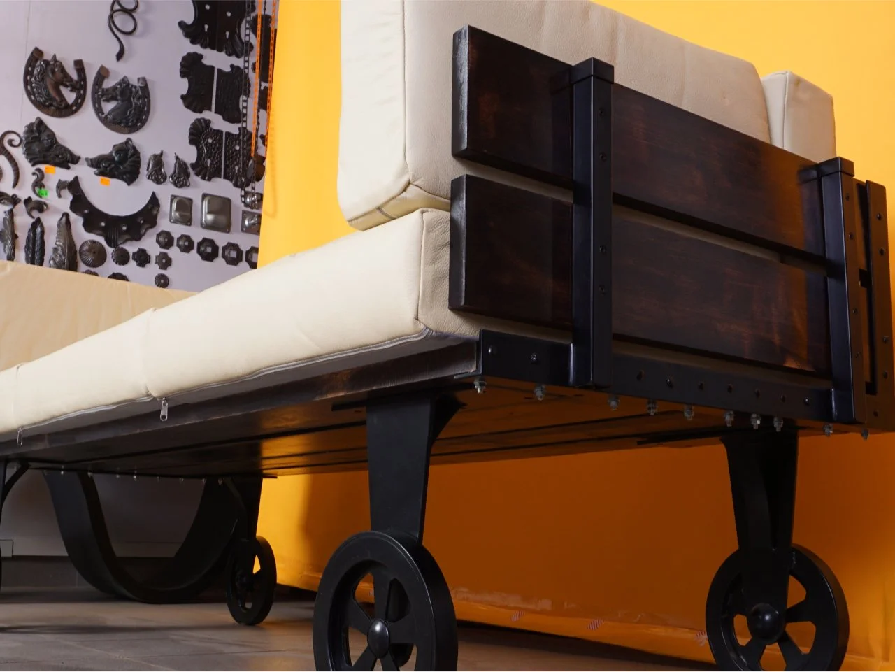 Podwozie sofy industrialnej - Stalowe koła