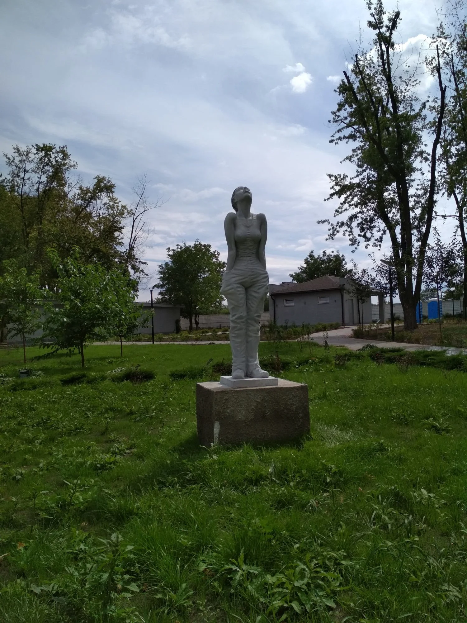 Pomnik Parkowy - Kobieta Patrząca w Niebo Rzeźba Betonowa