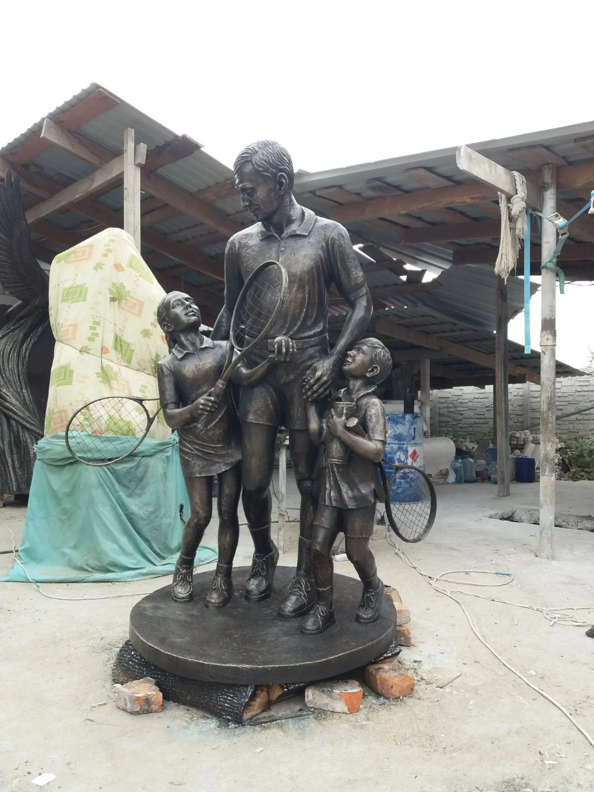 Pomnik Tenisista z Dziećmi - Odlew z Brązu na Korty